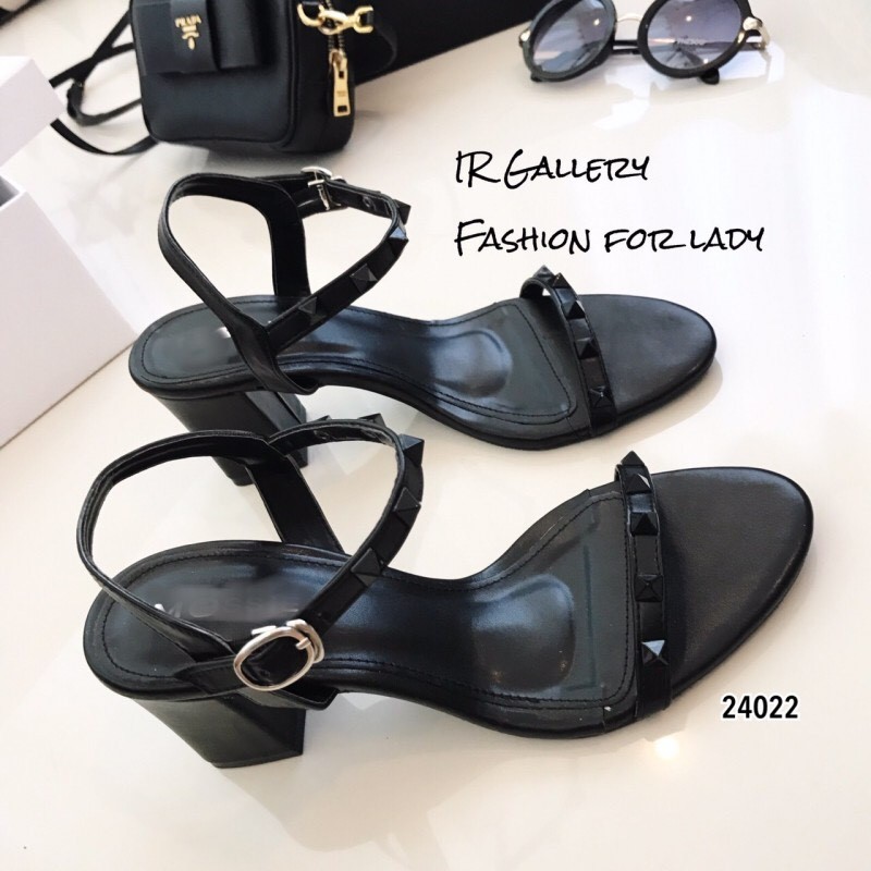 รองเท้าส้นตัน Style Valentino (สีครีม)