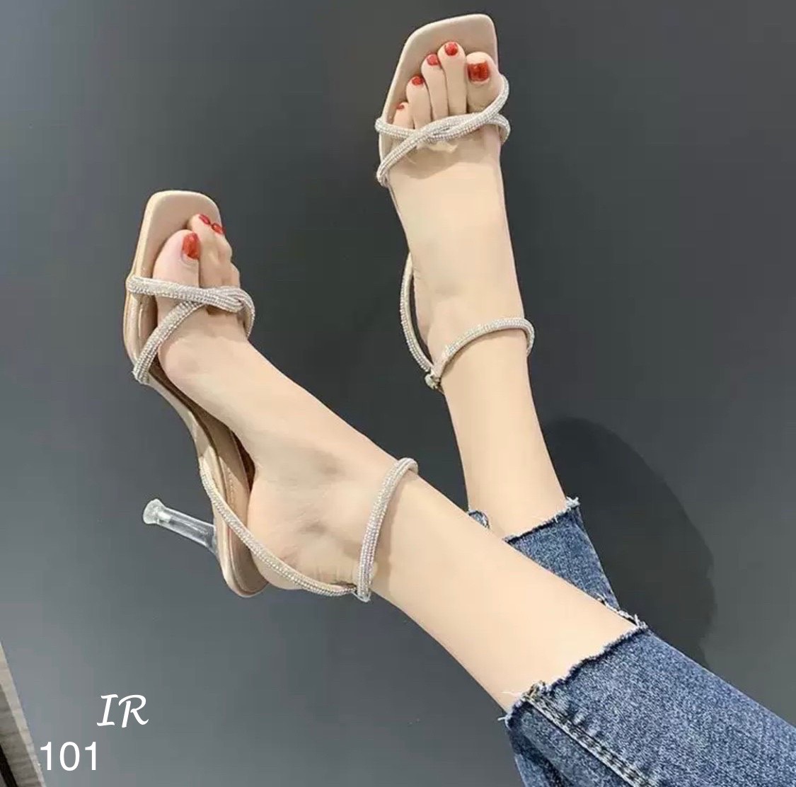รองเท้าส้นสูงสายไข้วเพชร (สีครีม)
