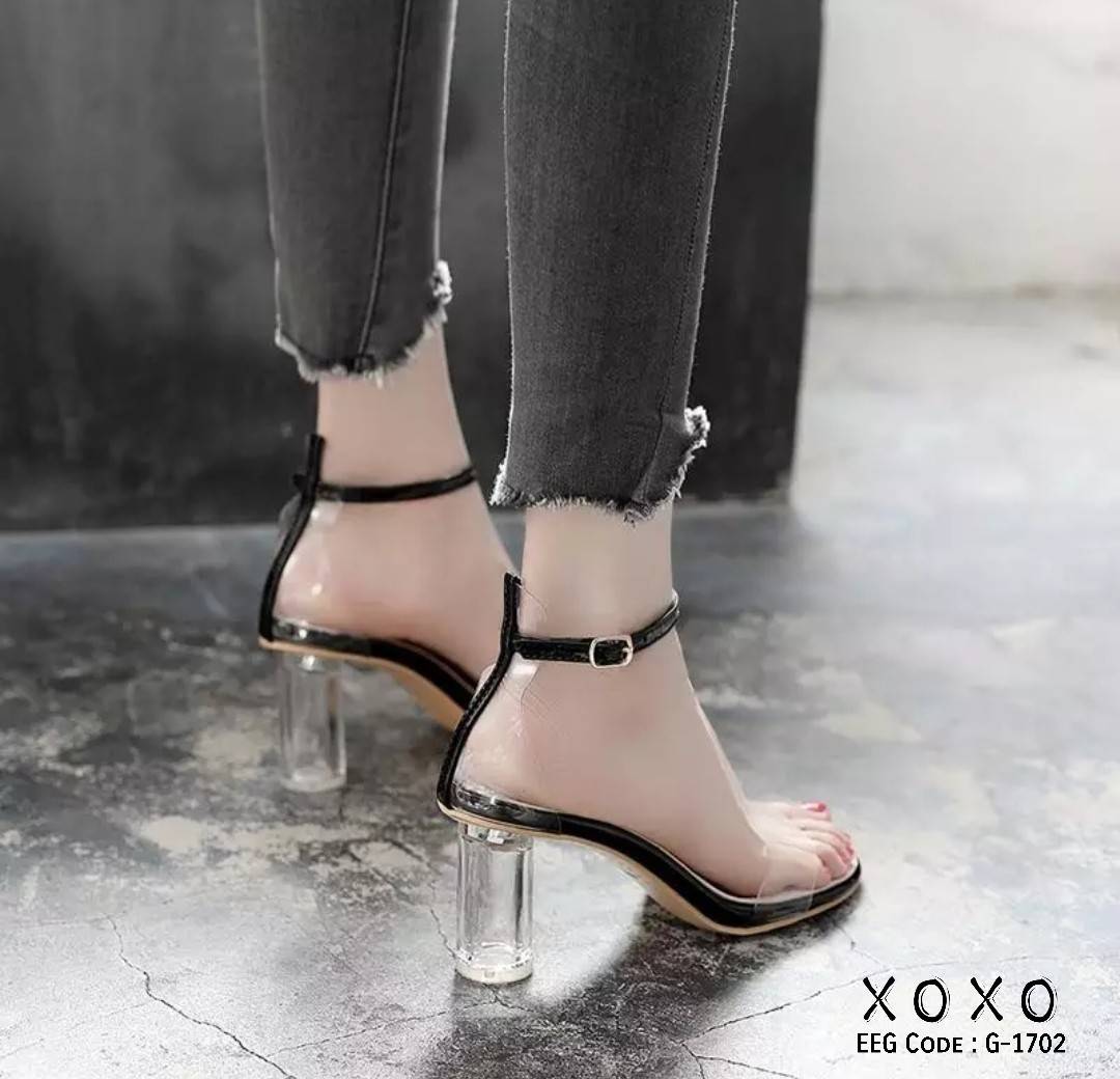 รองเท้าส้นแก้วใสรัดข้อ (สีดำ)