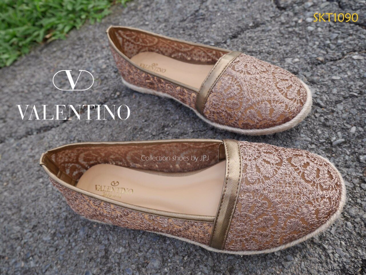 พร้อมส่ง : รองเท้าลูกไม้ส้นแบนสไตล์ Valentino (สีน้ำตาล)