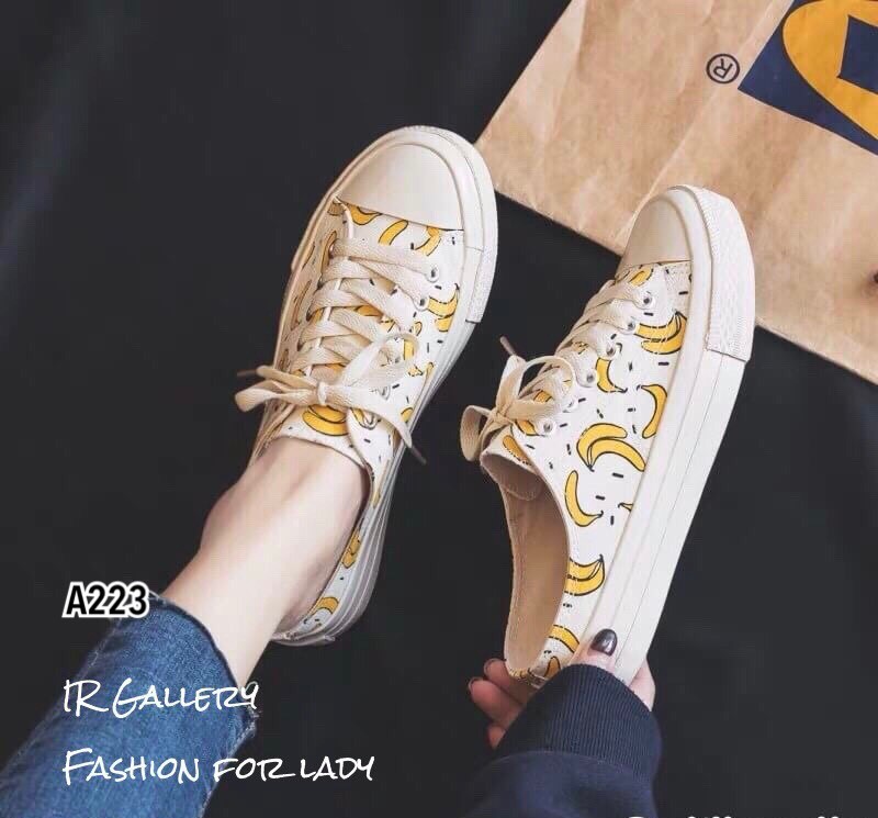 รองเท้าผ้าใบเปิดส้นแต่ลายผลไม้ (ลายกล้วย)
