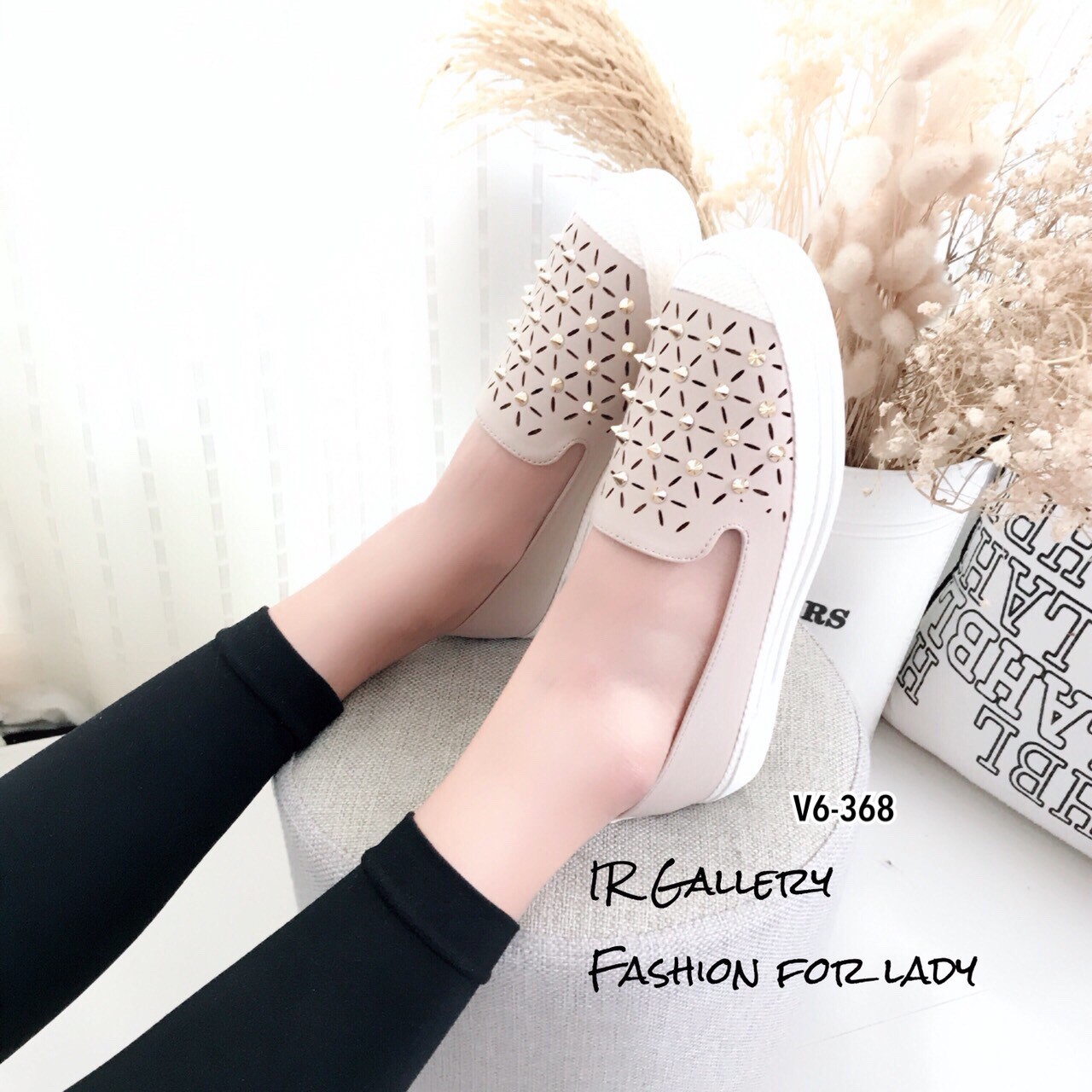 รองเท้าผ้าใบสวมแต่งหมุด (สีครีม)