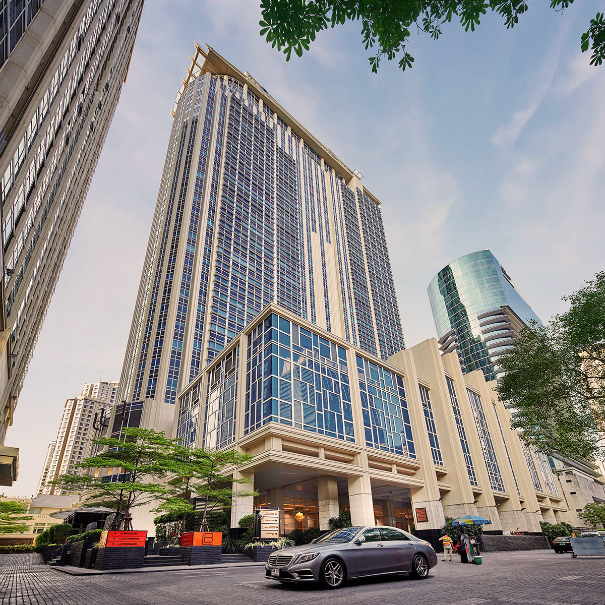 ATHENEE TOWER สำนักงานให้เช่าติดถนนวิทยุ ใกล้สถานีรถไฟฟ้า BTS เพลินจิต 350 เมตร