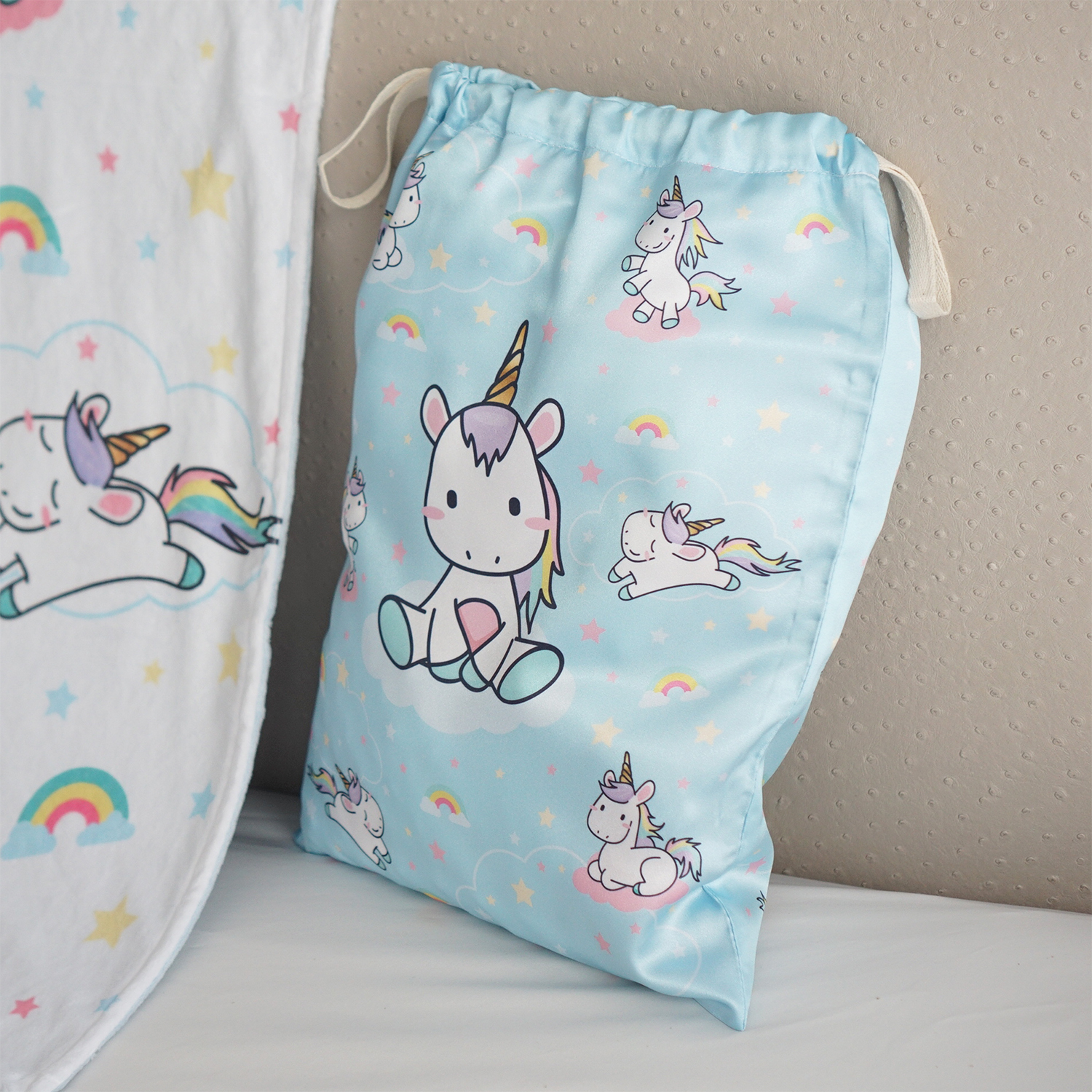 ผ้าห่ม Minky ลาย Unicorn 75x100cm แบบปักชื่อ ด้านหลังสีฟ้า