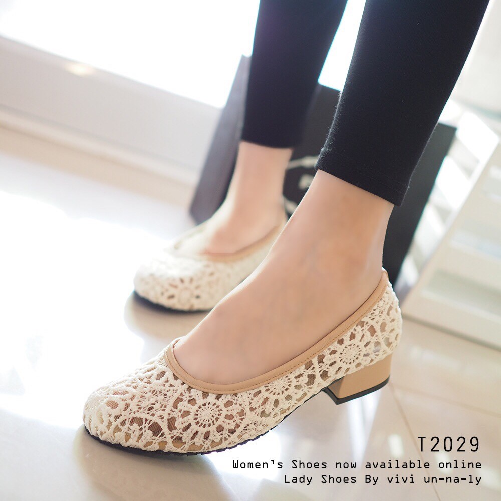 พร้อมส่ง : รองเท้าคัทชูลูกไม้เสริมส้น (สีครีม)