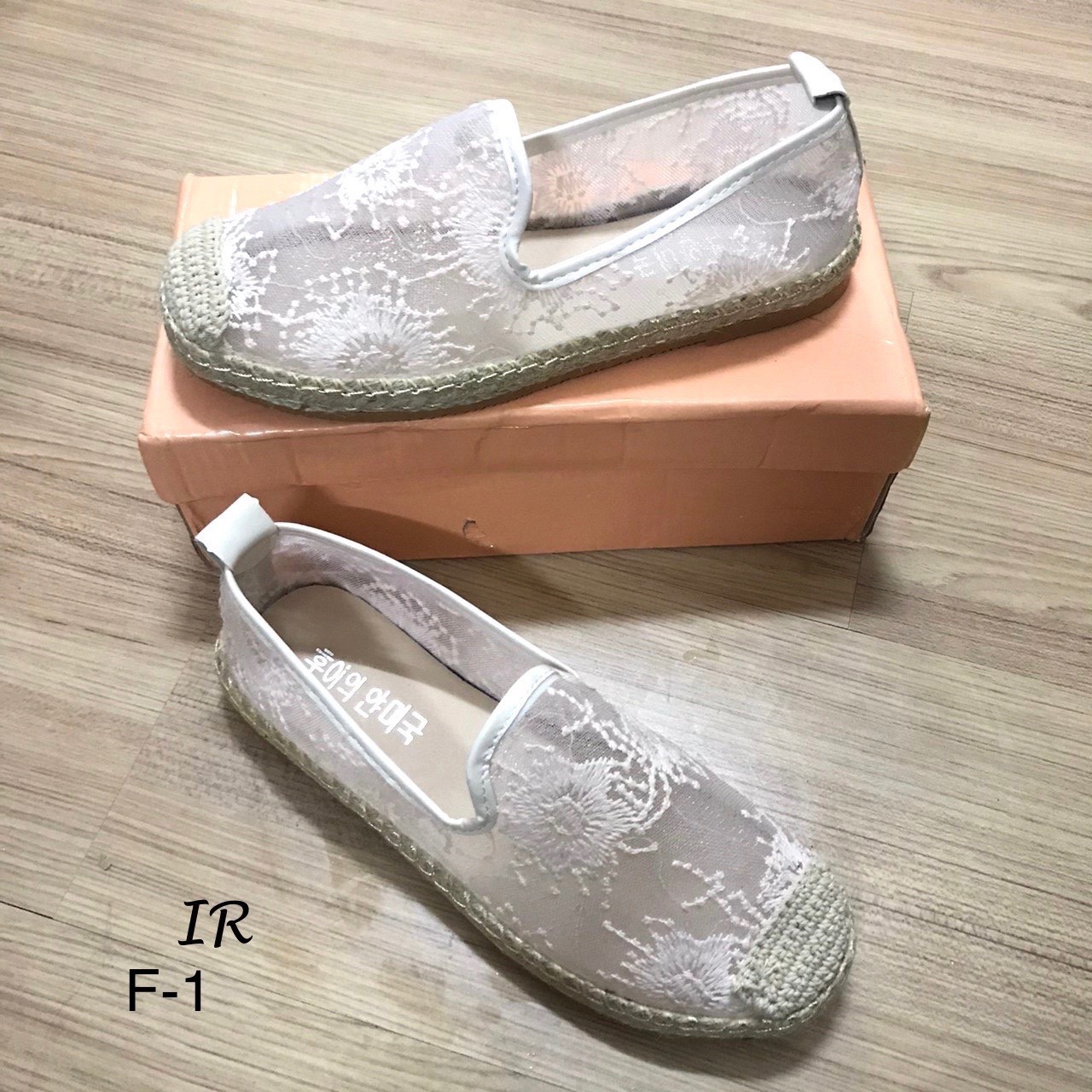 รองเท้าลูกไม้ทรงสวมปักลาย