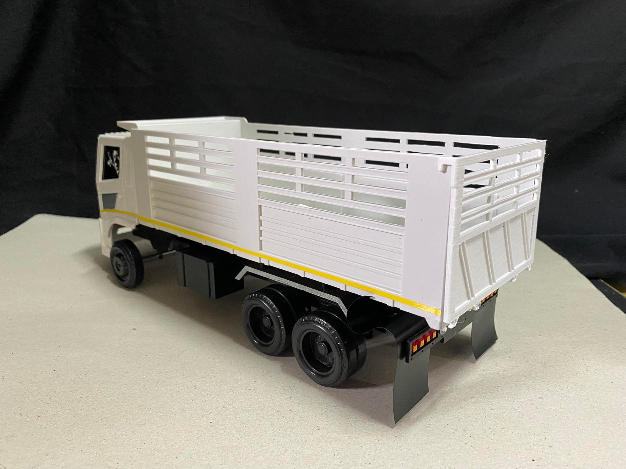 โมเดลรถสิบล้อดั้มจำลอง คาดเหลือง 1/24 พลาสติก หม่ำโมเดล รถของเล่น รถบรรทุกของเล่น รถดั้มจำลอง