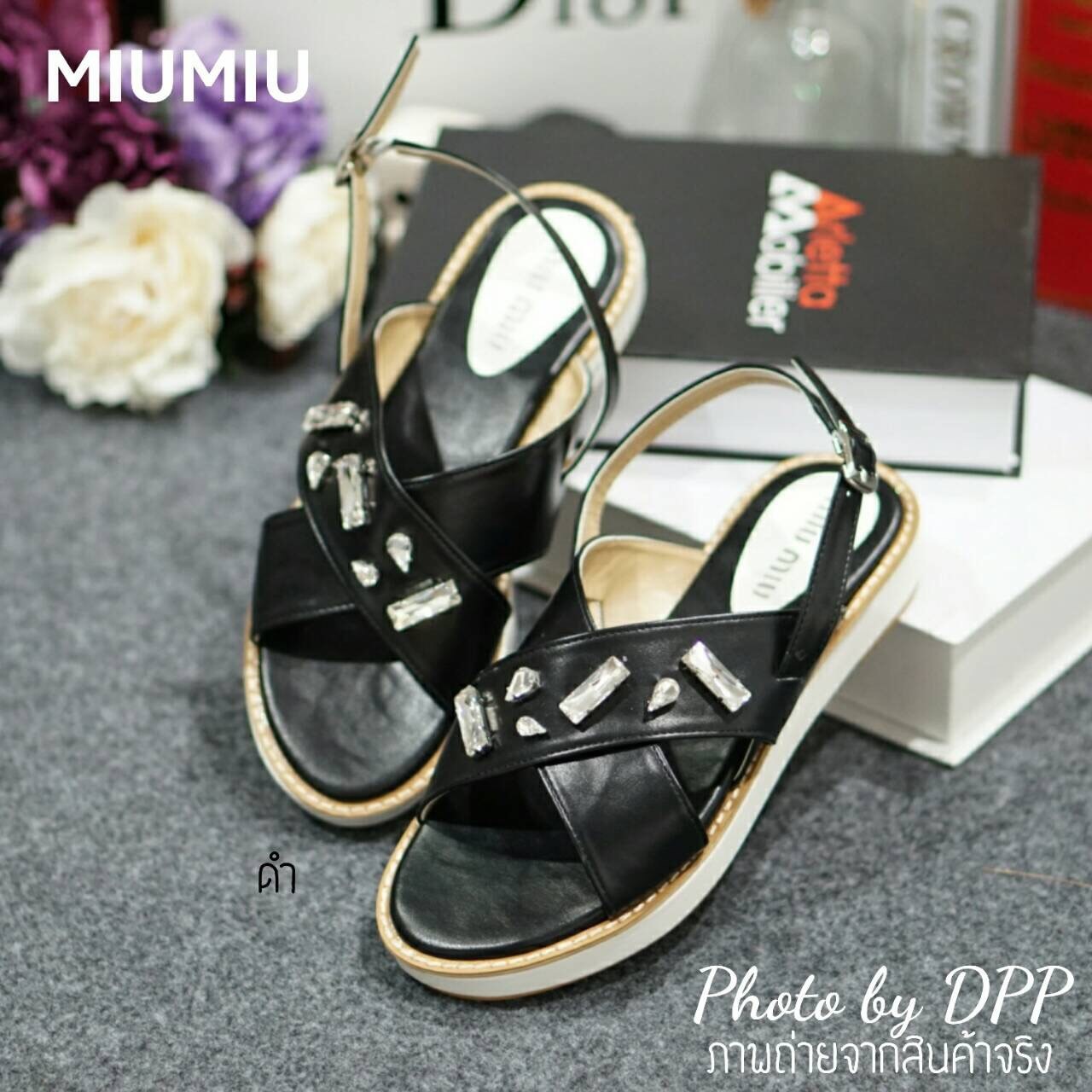พร้อมส่ง : รองเท้าลำลอง MIUMIU (สีดำ)