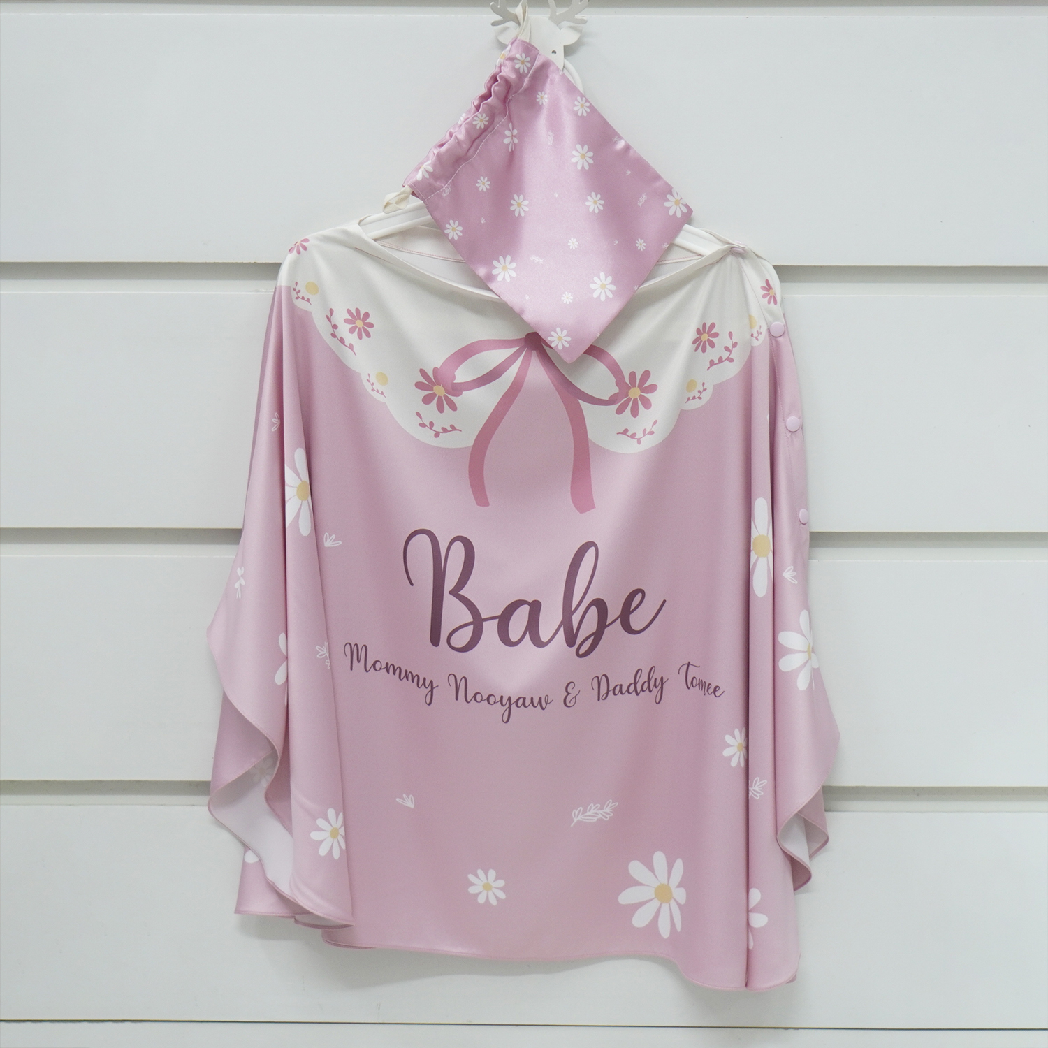 ผ้าคลุมให้นม 3in1 (รุ่นมีกระดุม ถอดโครงได้) แบบสั่งทำใส่ชื่อ ลาย Daisy - Pink