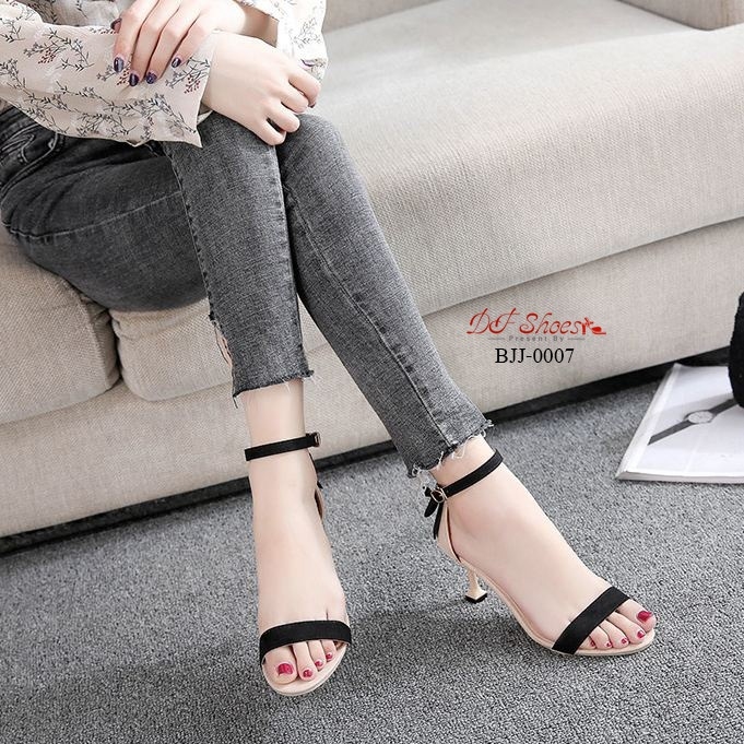 รองเท้าส้สูงแต่งโบว์หลัง (สีดำ)