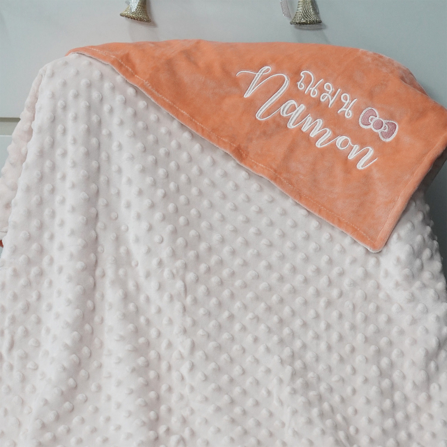 ผ้าห่ม Minky - สี Peach 75x100cm แบบปักชื่อ+icon - Bow