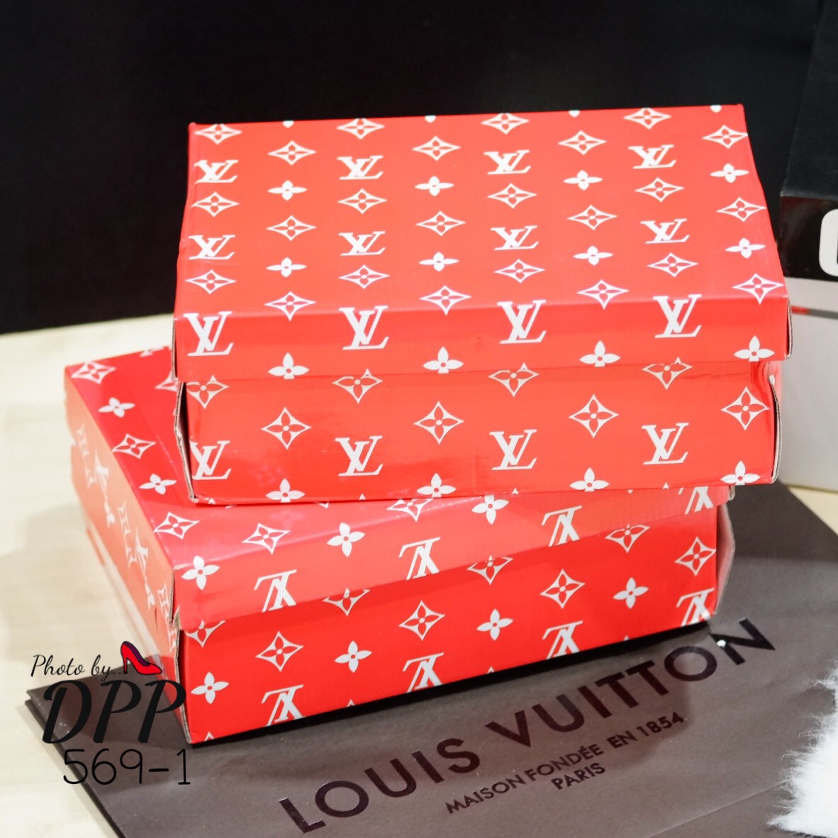 รองเท้าผ้าใบ Louis vuitton x supreme sneakers (สีแดง)