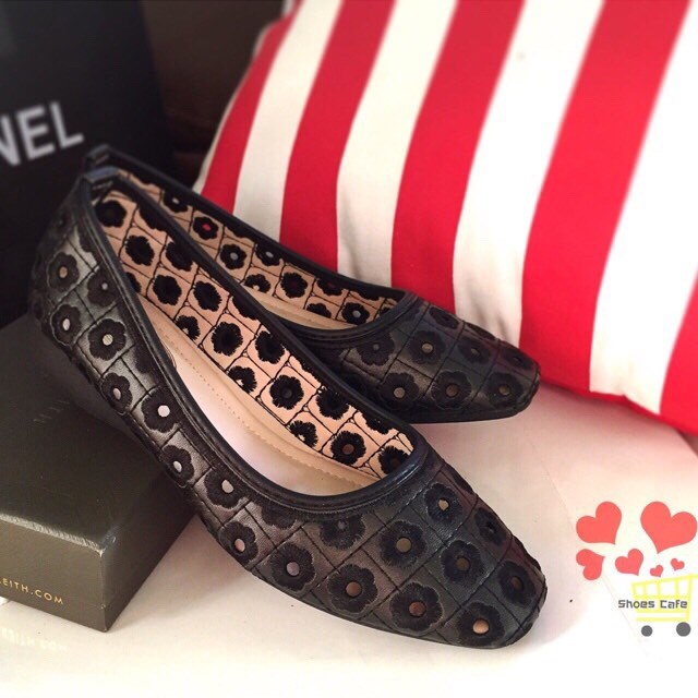 พร้อมส่ง : รองเท้าคัทชูฉลุลายดอกไม้
