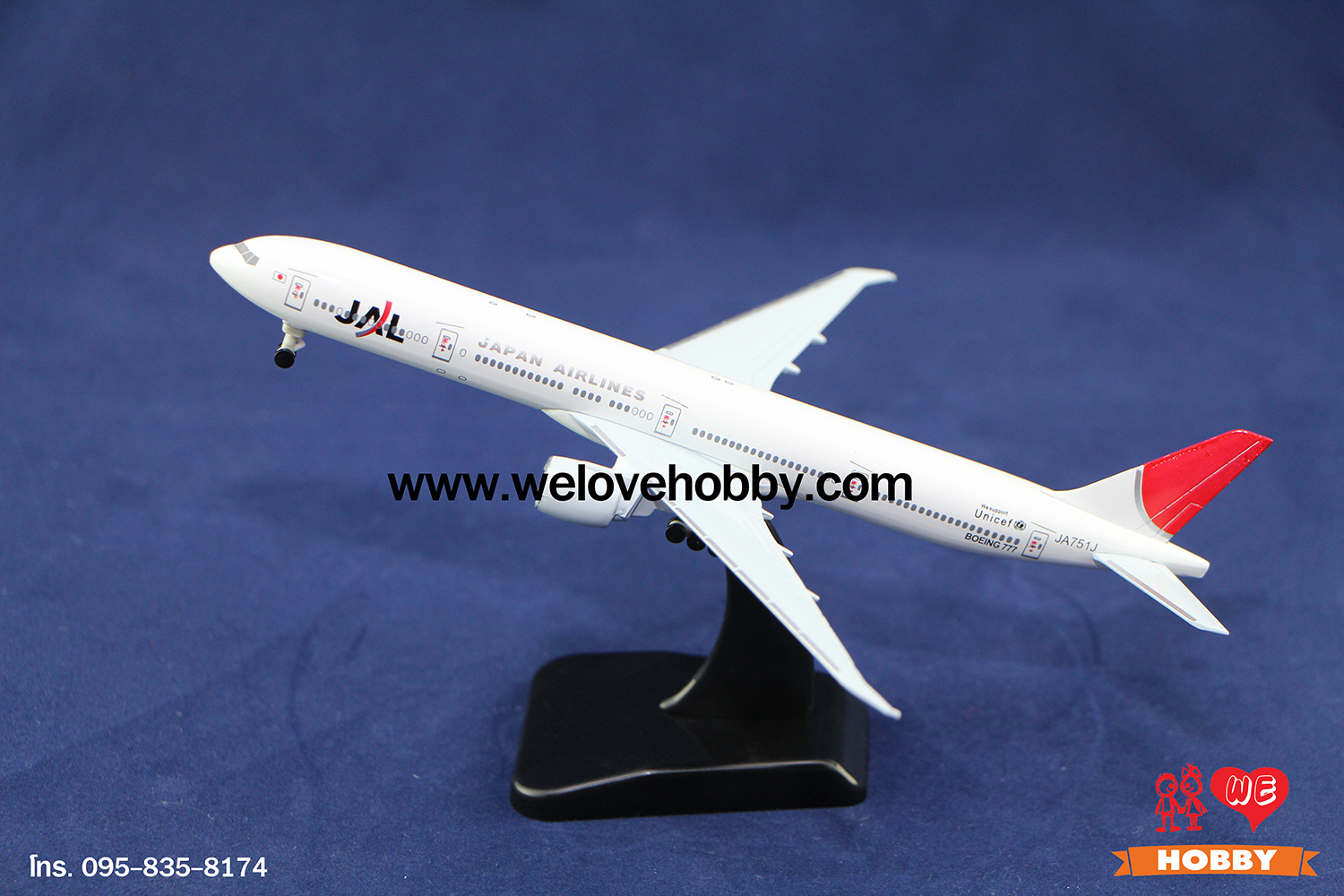 โมเดลเครื่องบิน Japan Airlines (Boeing 777) ญี่ปุ่น ไซส์กลาง แบบมีล้อเครื่องบิน (1:400)