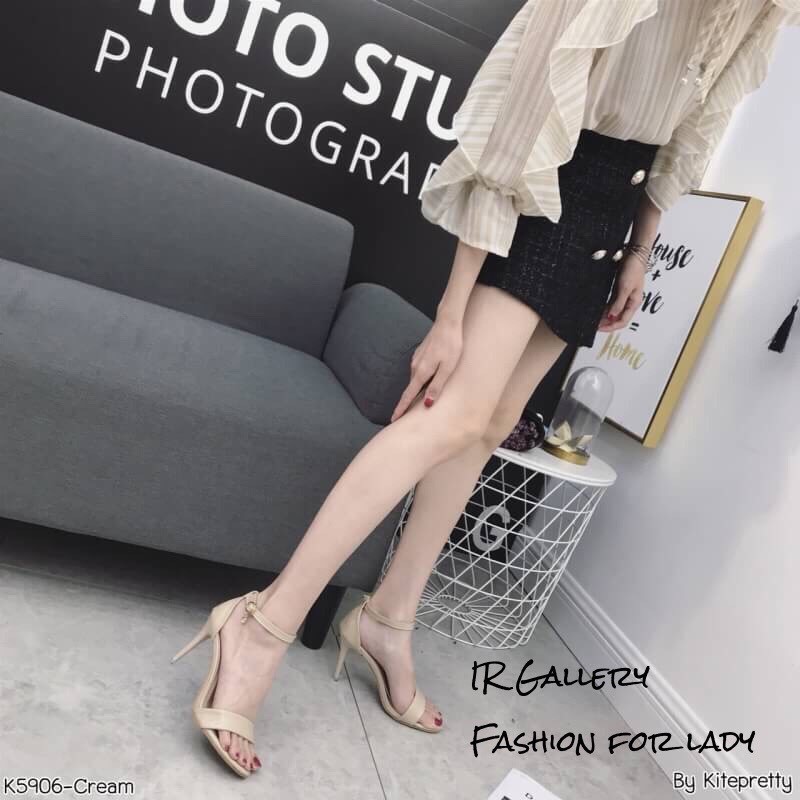 รองเท้าส้นสูงหนังแก้วแต่งสายรัด (สีครีม)