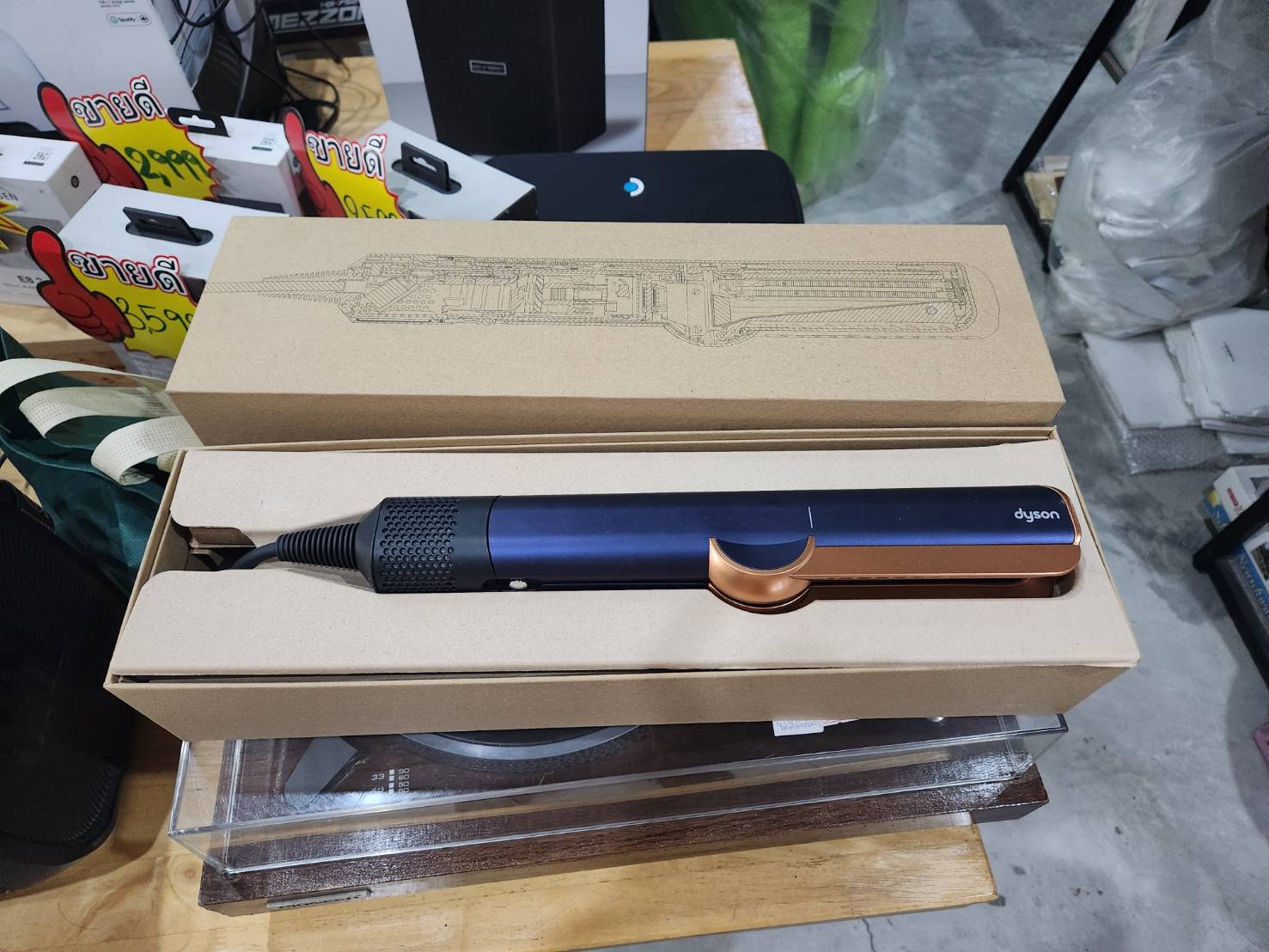 เครื่องหนีบผม Dyson Airstrait (HT01) มือสอง