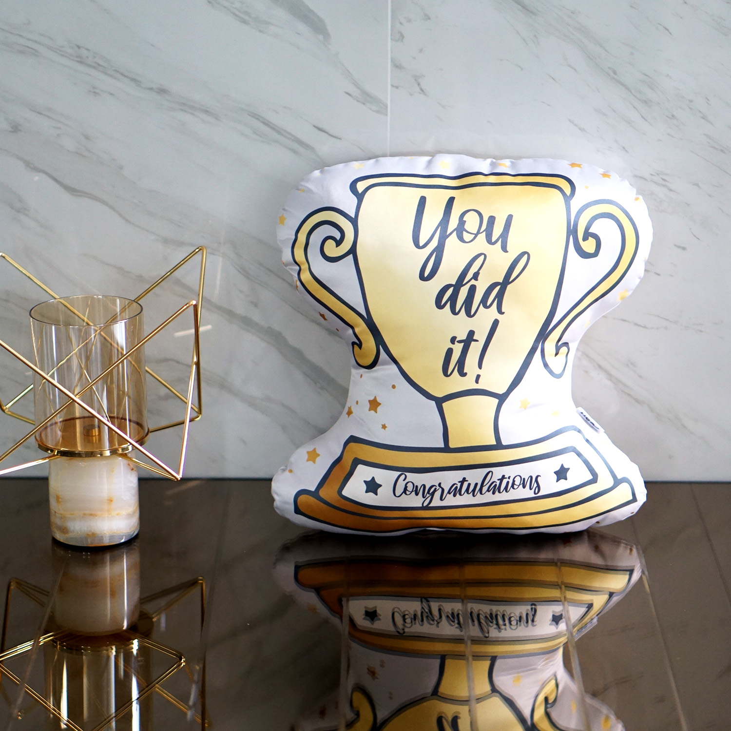 หมอนของขวัญรับปริญญา แบบพร้อมส่ง - ลายถ้วยรางวัล Trophy