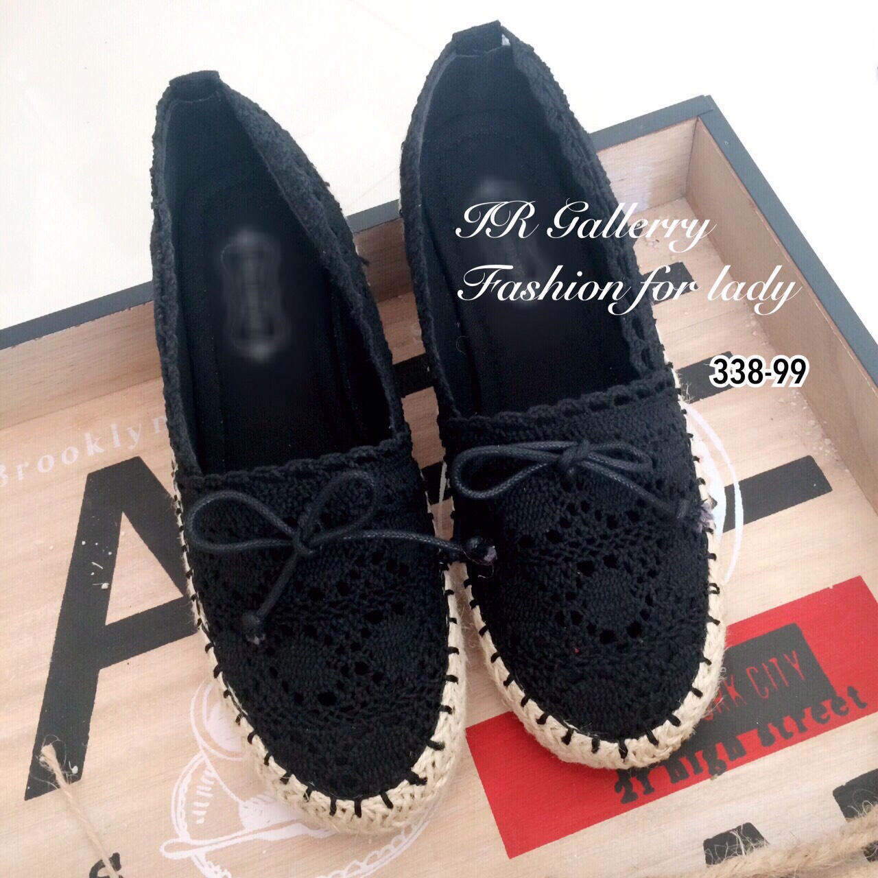 รองเท้าผ้าใบลูกไม้แต่งโบว์ (สีดำ)