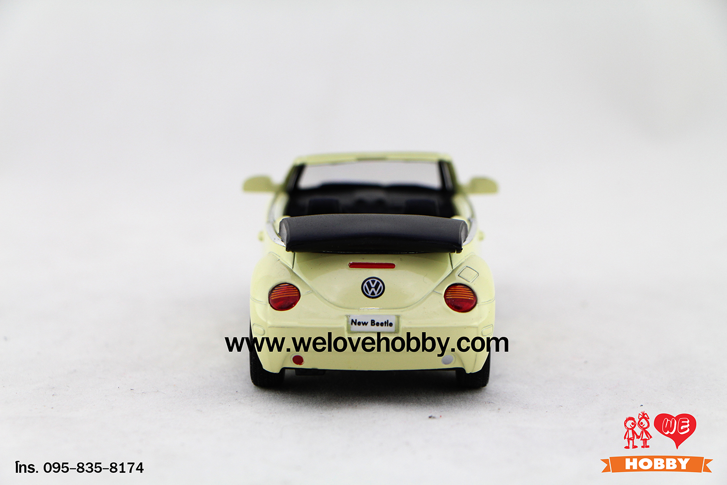 โมเดลรถ Volkswagen New Beetle Convertible (2003) สีเหลืองอ่อน Mellow Yellow Scale 1:32
