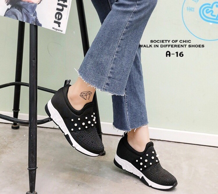 รองเท้าผ้าใบทรงสวมแต่งคริสตัล (สีขาว)