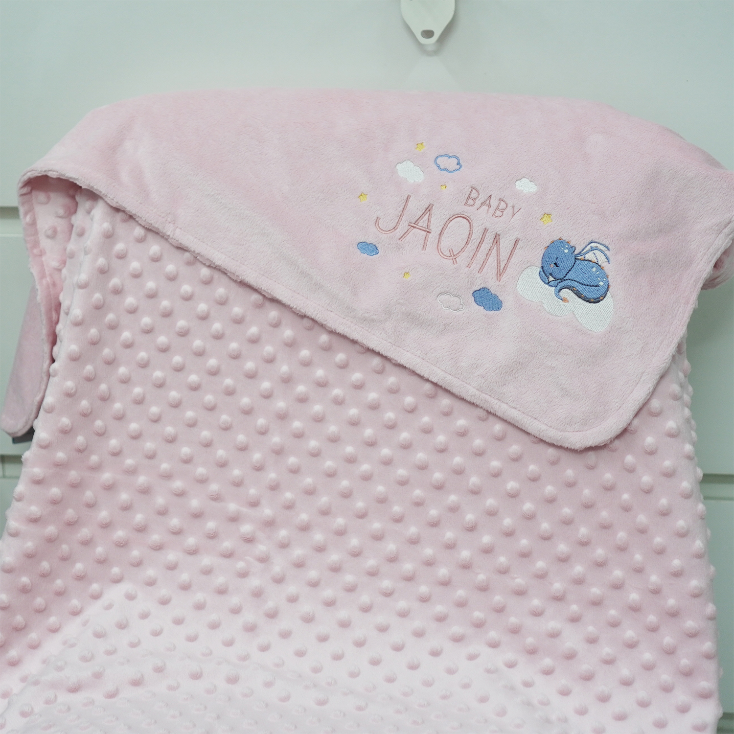 ผ้าห่ม Minky - สีชมพู 75x100cm แบบปักชื่อ+การ์ตูน - Dragon