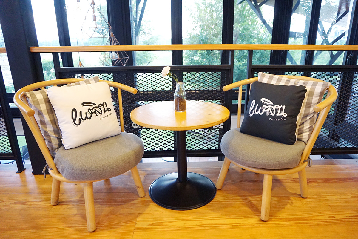 หมอนอิง ร้าน Ploen Coffee Bar