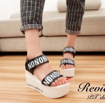 พร้อมส่ง : รองเท้าส้นเตารีดสกีนลาย (สีดำ)