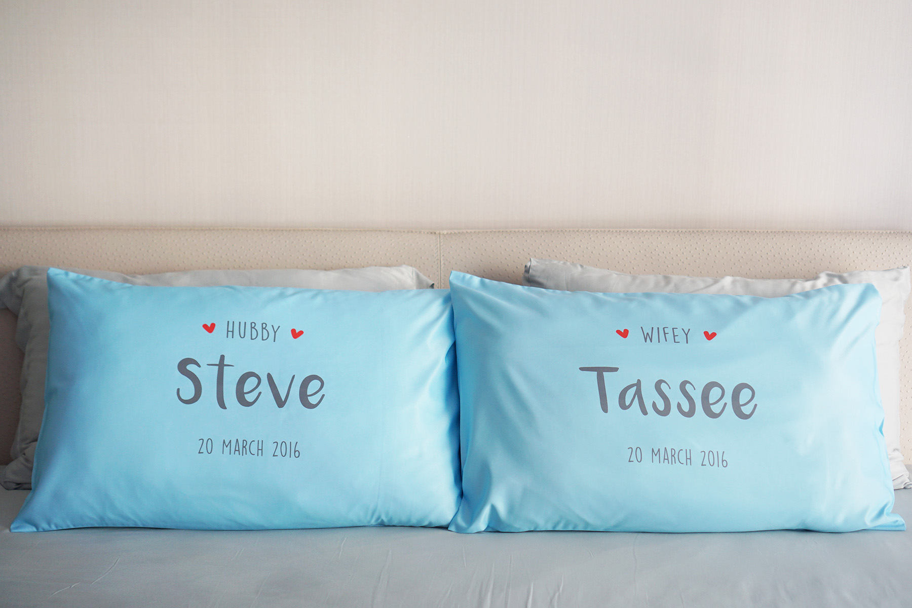 ปลอกหมอนหนุนคู่ พิมพ์ลายเต็มผืน Hubby Wifey - Blue