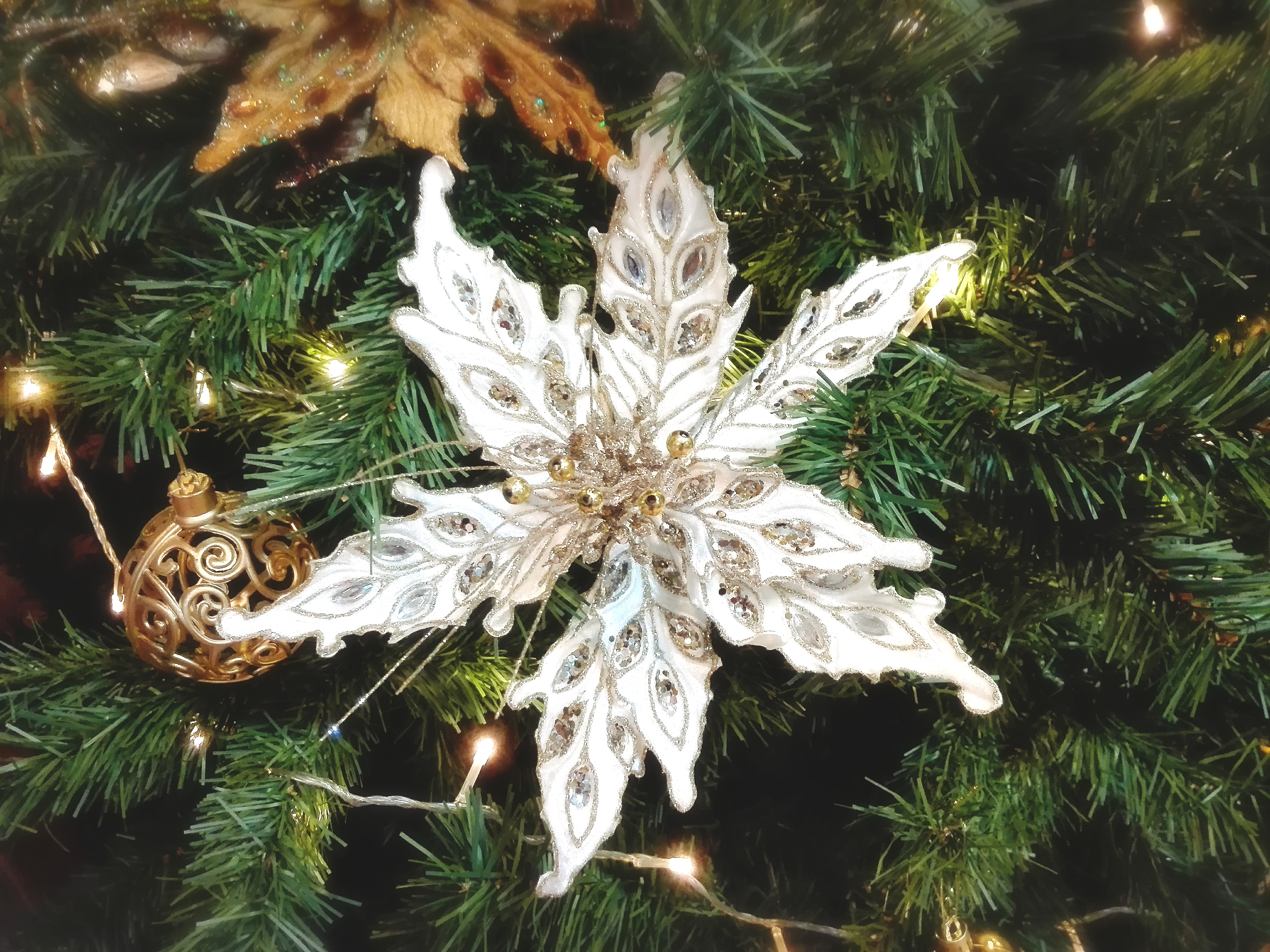 ชุดต้นคริสต์มาส 7 ฟุต (2.1 ม.) + ตกแต่ง White & Gold Christmas Theme