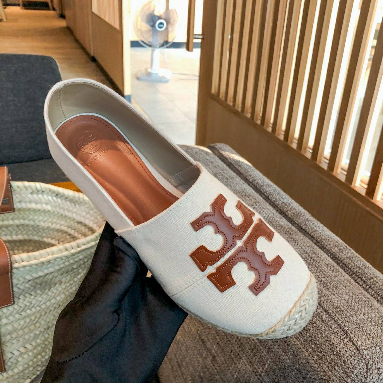 รองเท้าคัทชูStyle Tory Burch (สีครีม)