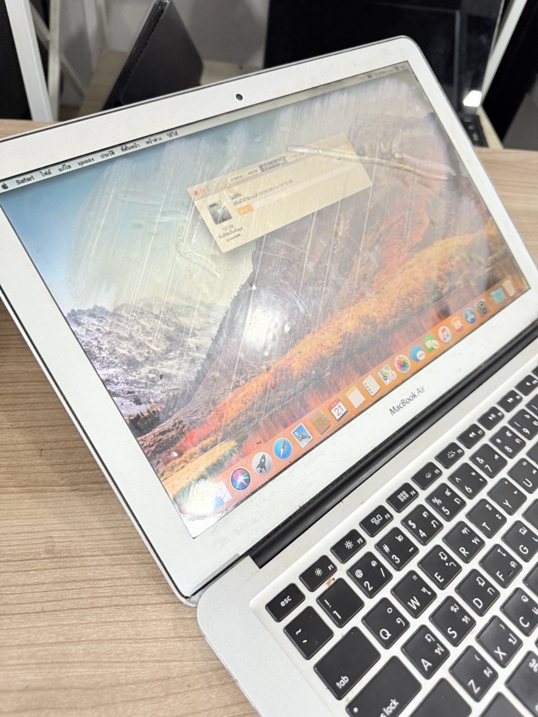Macbook Air 13" Early 2015(i5-5250U/4GB/SSD 128GB)+Adapter จอไม่ดี ตามรูป มุม เครื่องบุบ