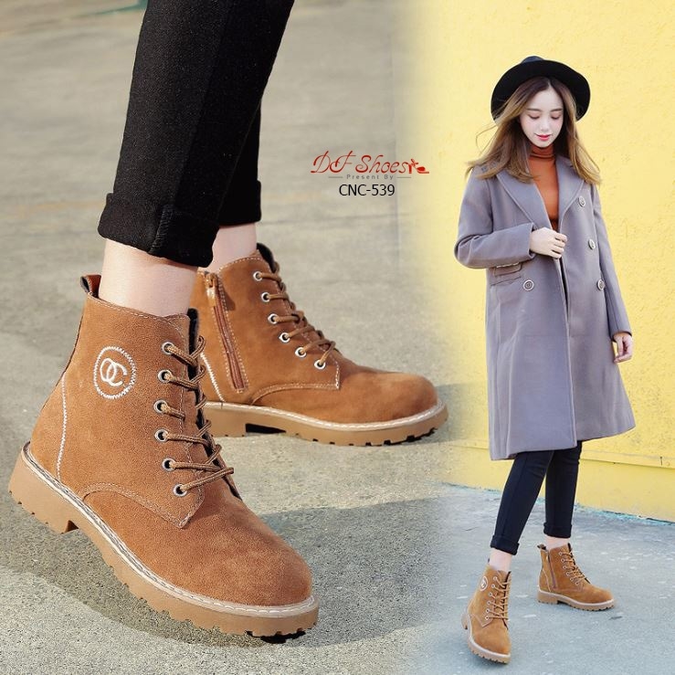 รองเท้าผ้าใบทรงมินิบูทสไตล์มาร์ติน (สีดำ)