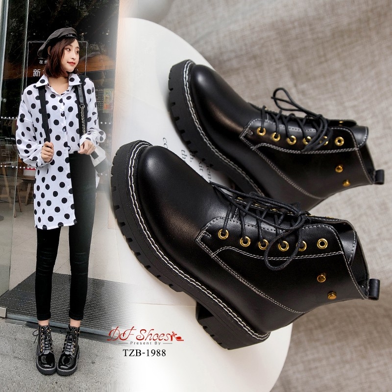 รองเท้าบูทหุ้มข้อแต่งหมุด