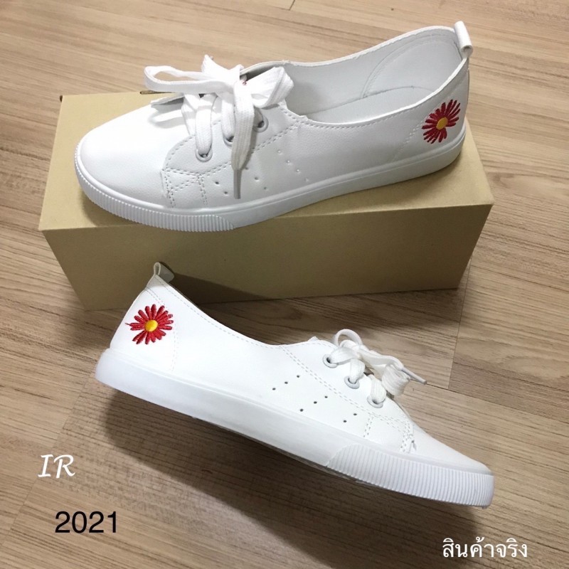 รองเท้าผ้าใบปักลายเดซี่