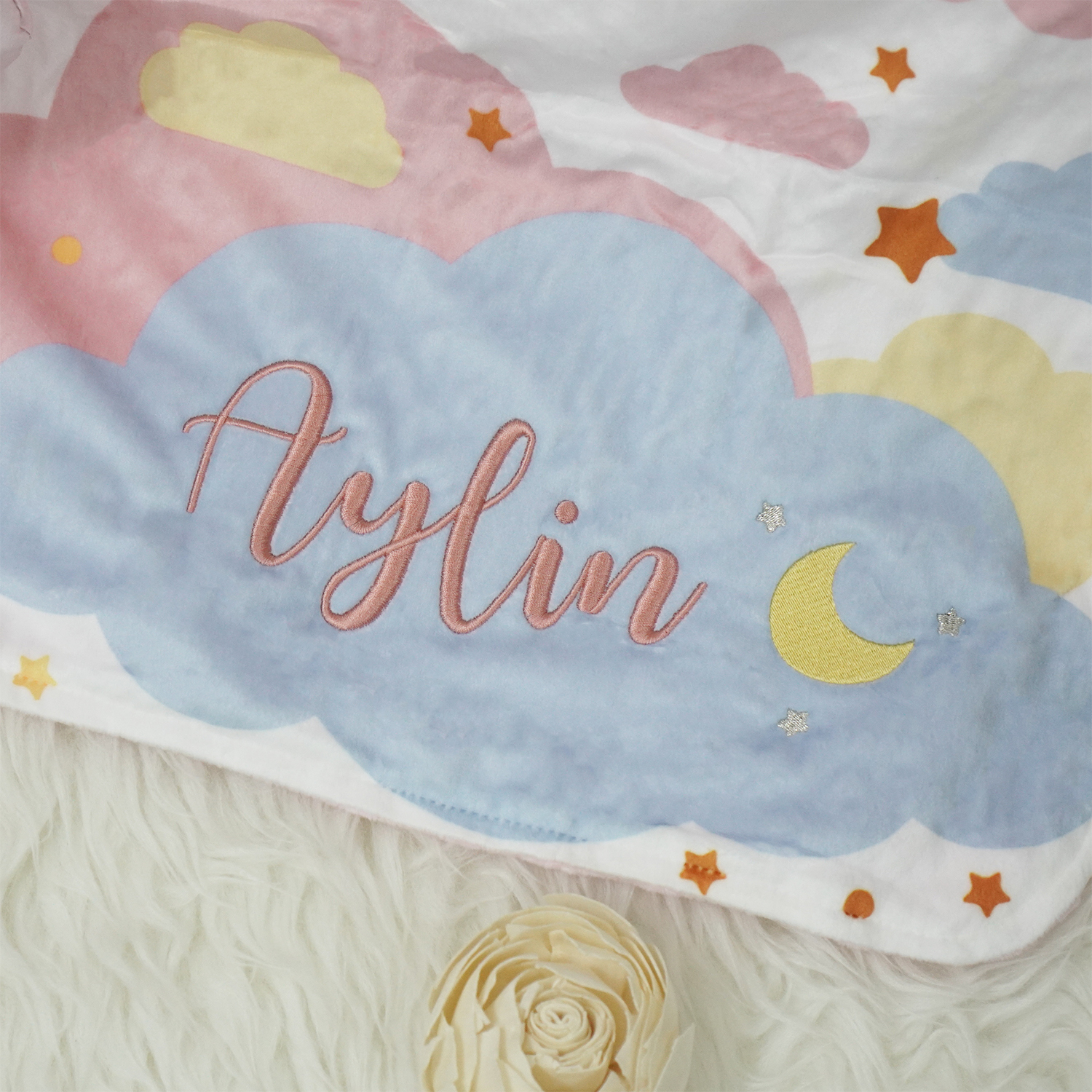 ผ้าห่ม Minky ลาย Moon 75x100cm แบบปักชื่อ ด้านหลังสีชมพู