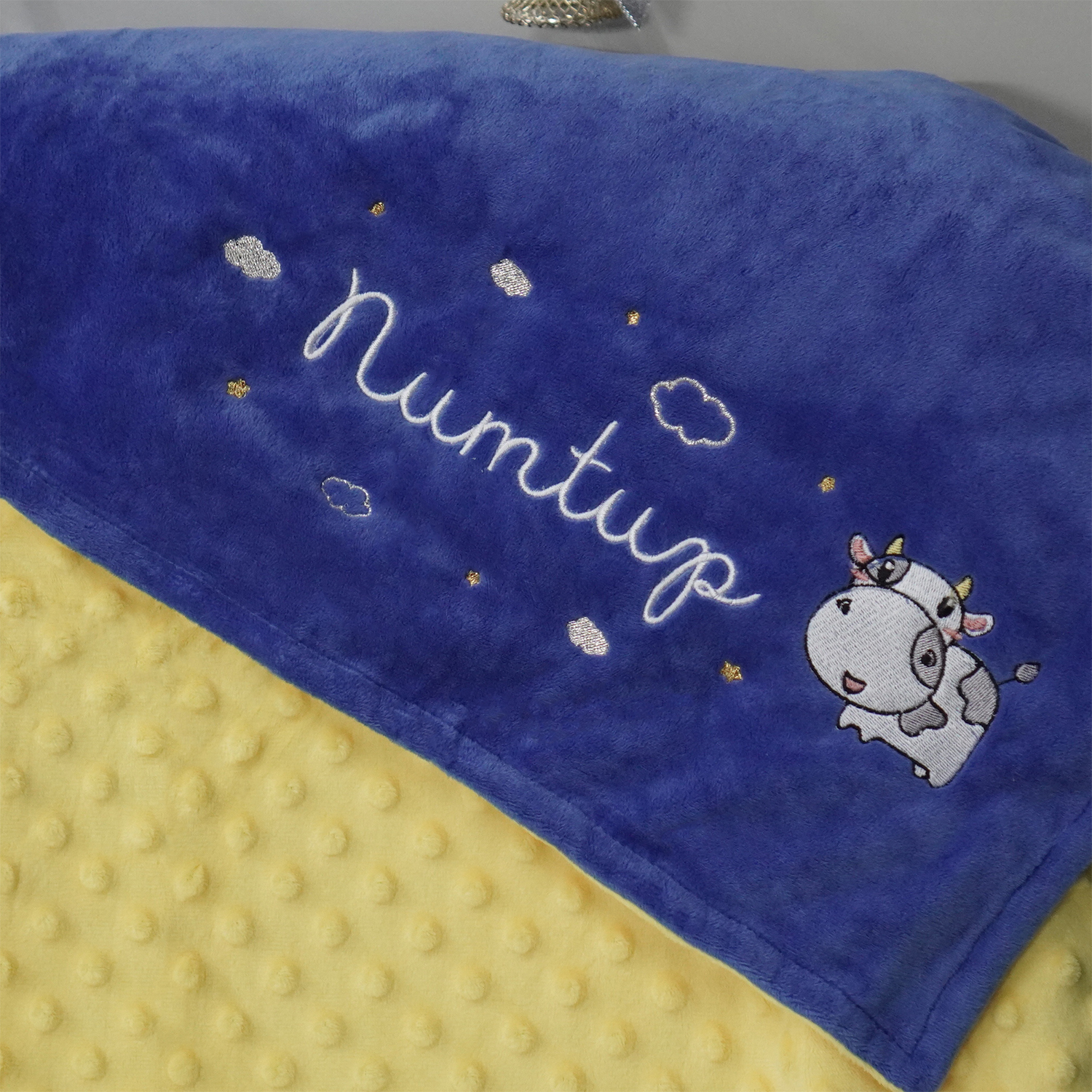 ผ้าห่ม Minky - สี Lemon-Navy 75x100cm แบบปักชื่อ+การ์ตูน - Cow
