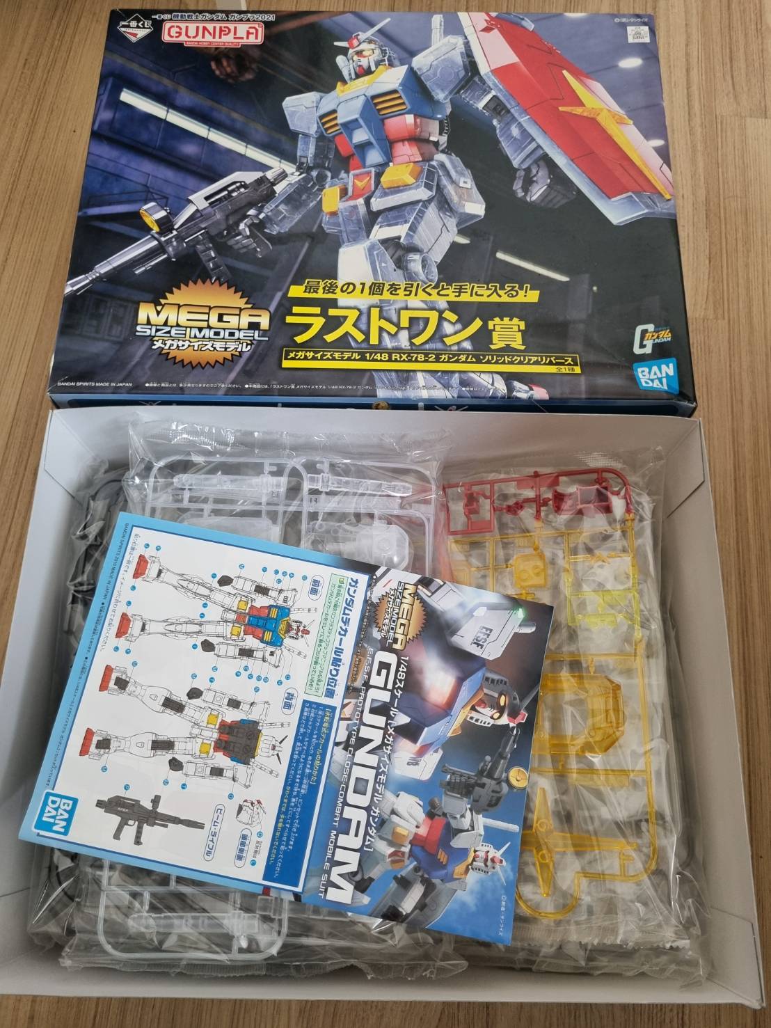 โมเดล Mega size 1/48 RX-78-2 Gundam Solid Clear Reverse