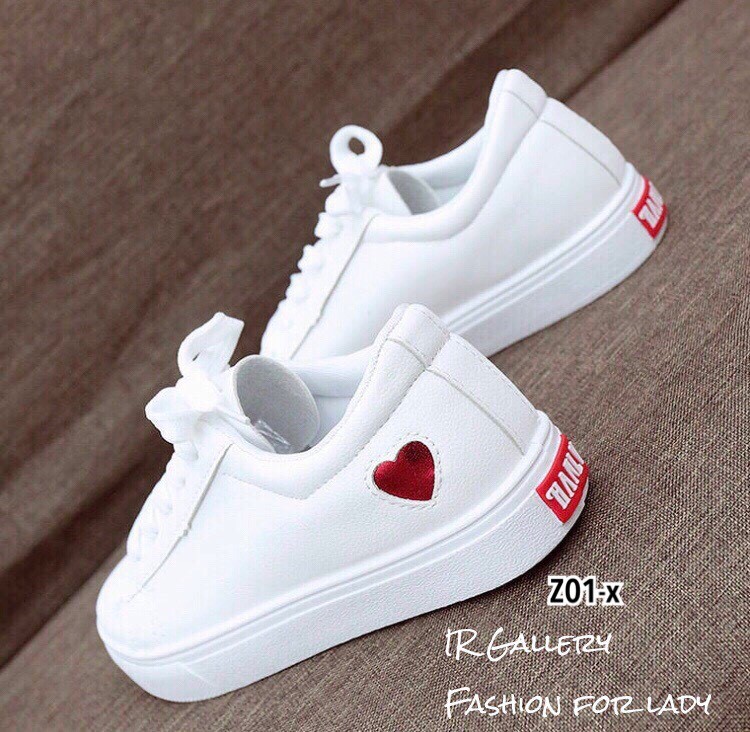 รองเท้าผ้าใบพียูนิ่มแต่งหัวใจ