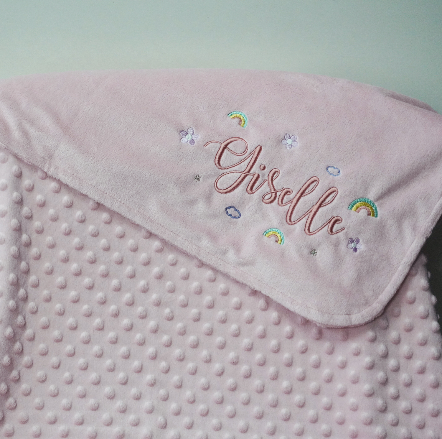 ผ้าห่ม Minky - สีชมพู 75x100cm แบบปักชื่อ+icon - Rainbow, Daisy and Cloud