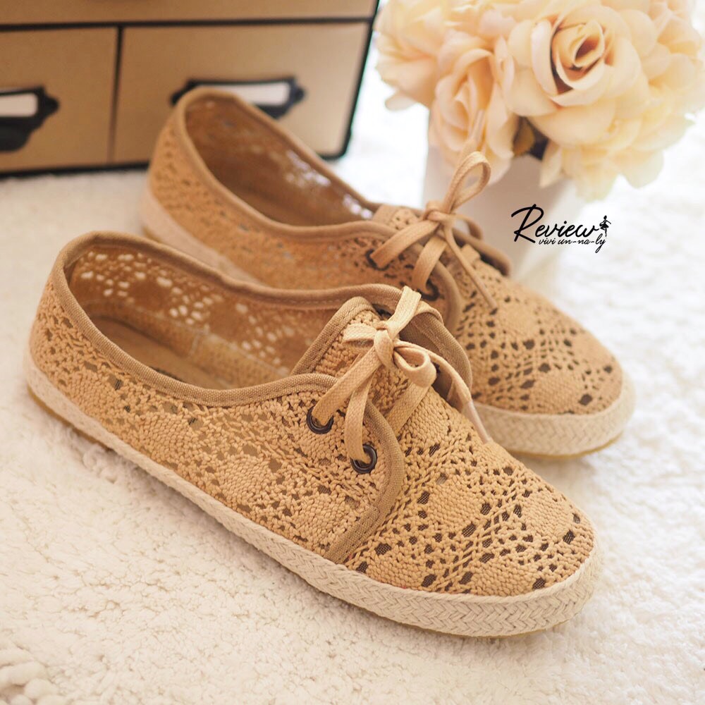 รองเท้าผ้าใบลูกไม้วินเทจแบบโปร่ง (สีกากี)