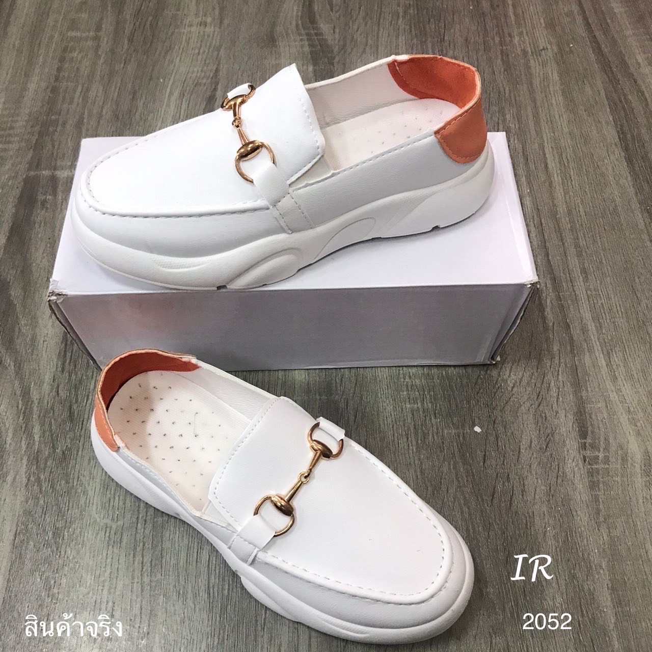 รองเท้าผ้าใบพียูนิ่มแต่งอะไหล่ (สีขาวล้วน)