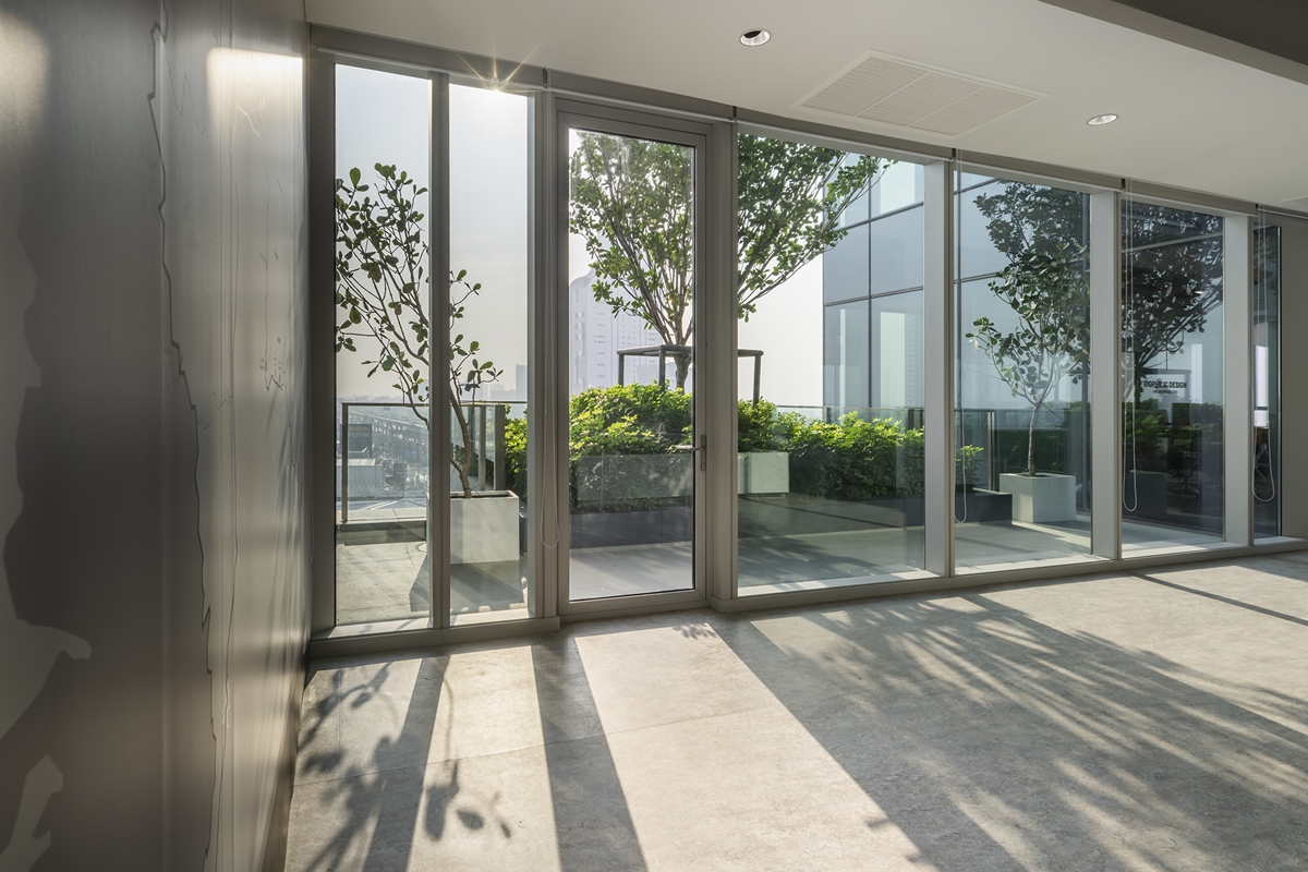 เอไอเอ อีสต์ เกตเวย์ (AIA East Gateway) สำนักงานให้เช่า ติดถนนบางนา-ตราด ใกล้รถไฟฟ้า MRT สายสีเหลือง สถานีศรีเอี่ยม 350 เมตร