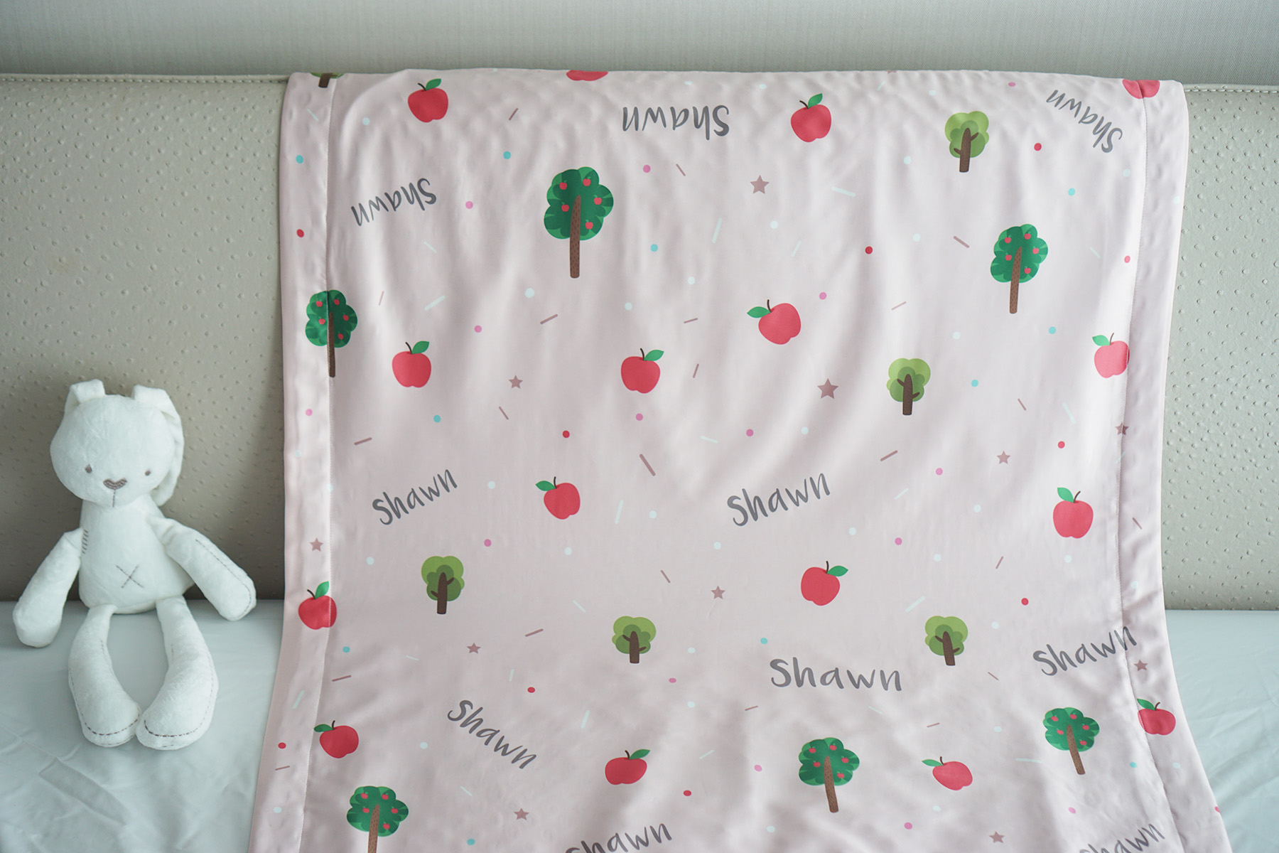 ผ้าห่ม สั่งทำใส่ชื่อ Pattern - Apple - Light Peach