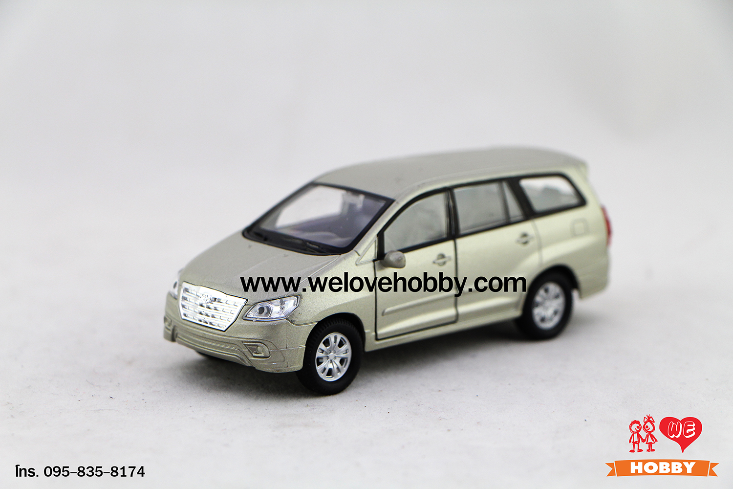 โมเดลรถ Toyota Innova สีบรอนซ์ทอง Scale 1:34-1:39