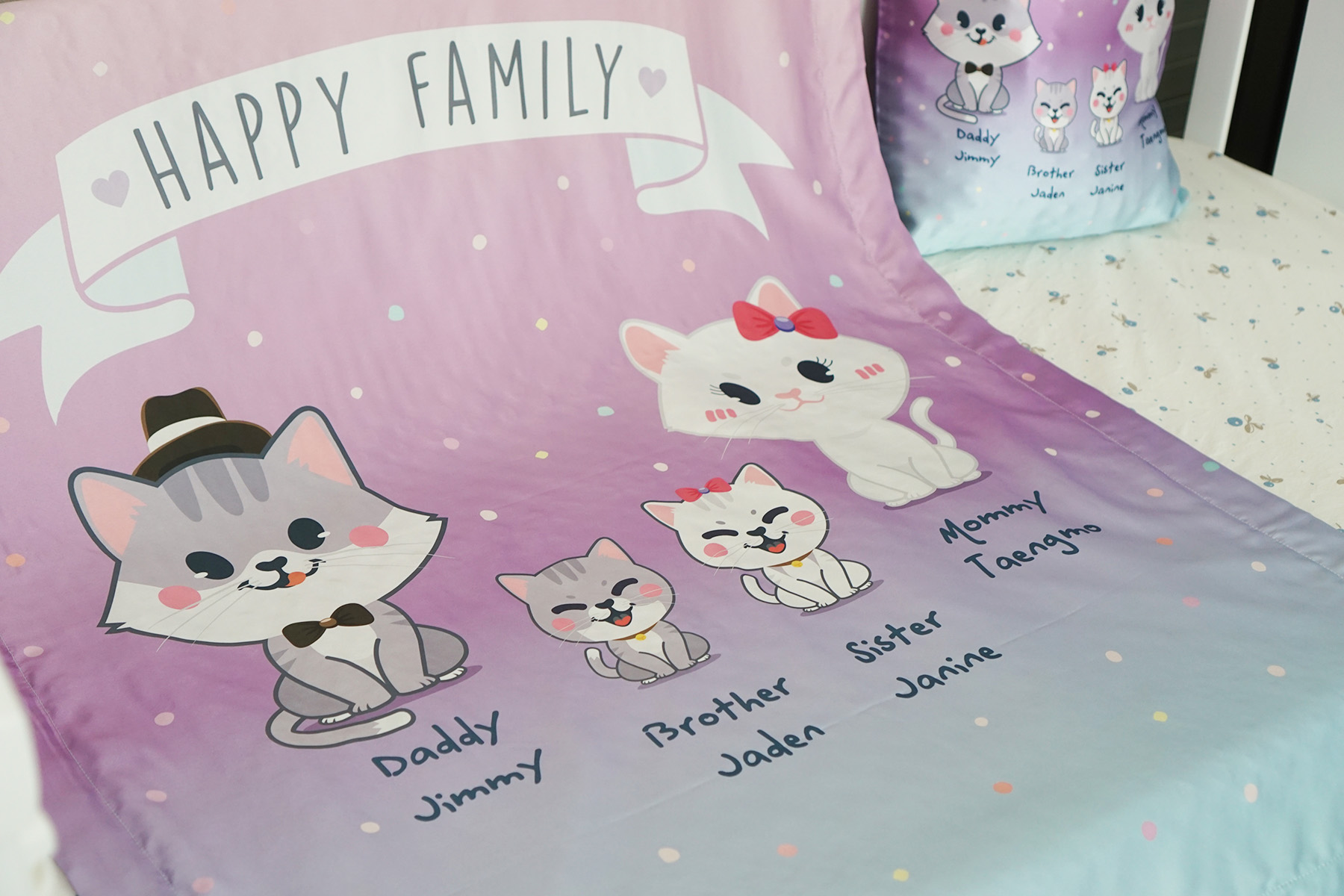 ผ้าห่มสั่งทำใส่ชื่อ ลาย Kitten Family - Purple Blue (ไม่รวมถุงผ้าซาติน)
