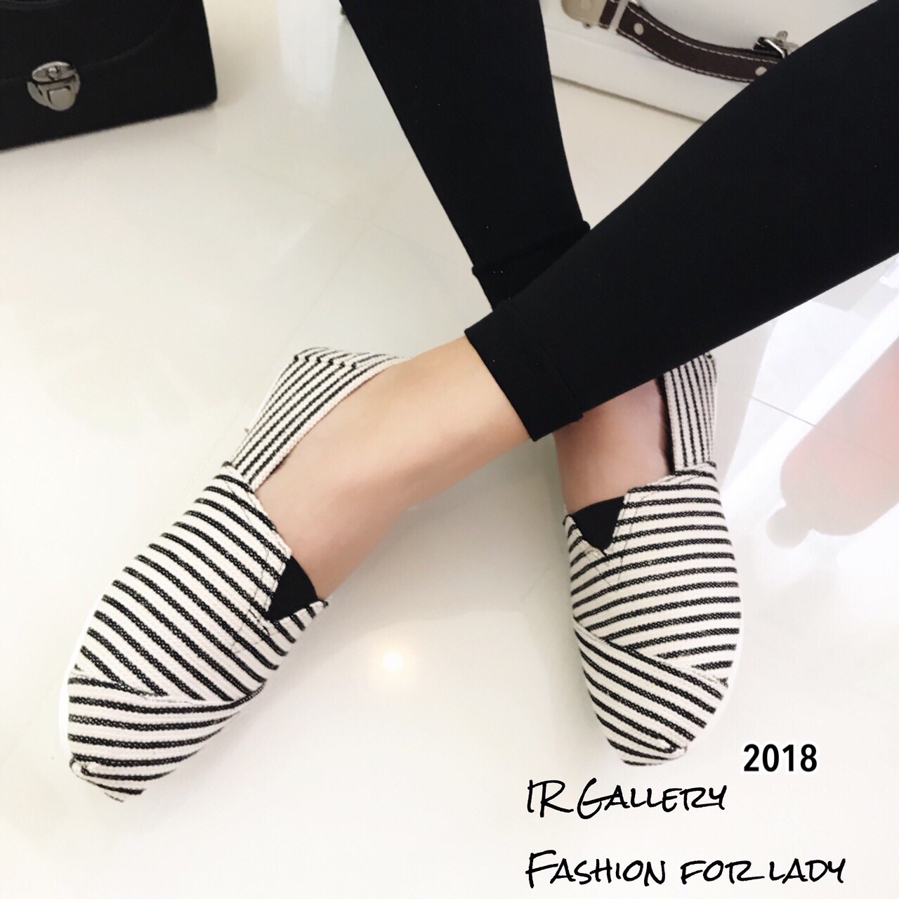 รองเท้า Style Toms ลายทาง (สีดำ)