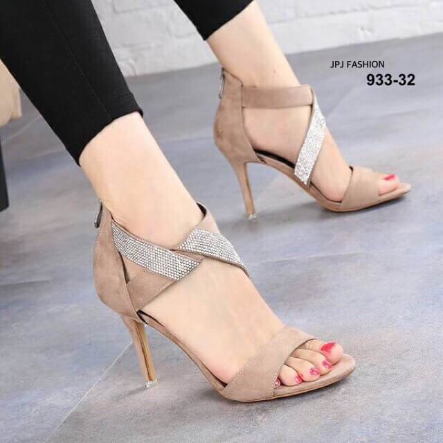 รองเท้าส้นสูงแต่งเพชรสไตล์ Jimmy Choo (สีครีม)