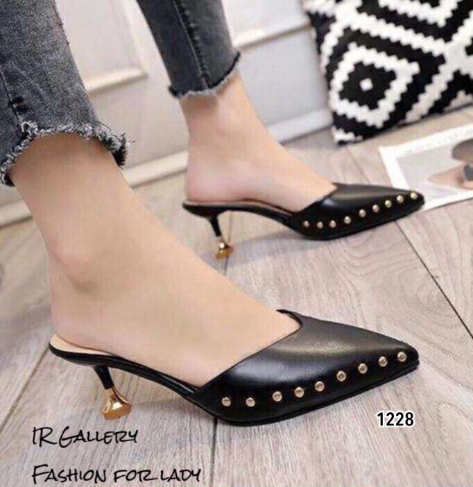 รองเท้าส้นเตี้ยเปิดส้นแต่งหมุด (สีครีม)