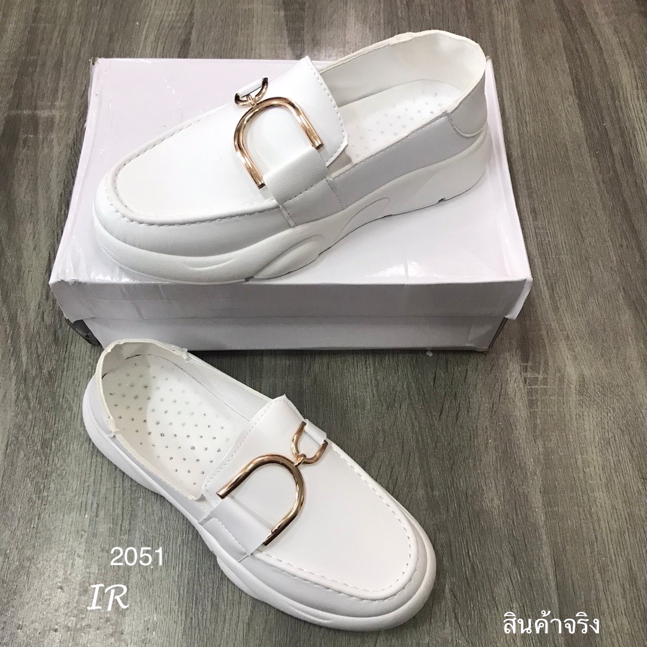 รองเท้าผ้าใบทรงสวมแต่งอะไหล่