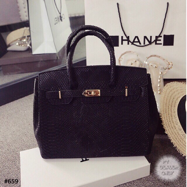 พร้อมส่ง : กระเป๋าถือลายงู (สีดำ)